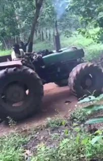 拖拉机🚜:  你别看我这么壮，我不行的