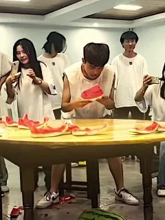 吃西瓜大比拼，连吃西瓜都需要天赋！    #吃西瓜