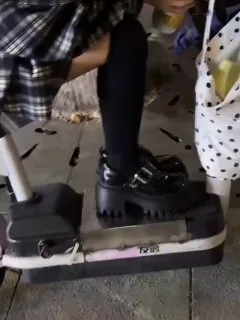 我应当是饿了，第一眼她拿着 #馒头 #擦眼泪