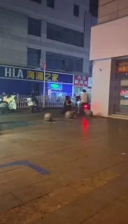 姐妹：闺蜜你和我一起给他跪下道歉，然后我们一起打个人耳屎说对不起