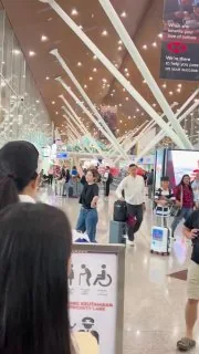 今早，一名中国女子在吉隆坡机场引发骚动，并在现场发表死亡威胁，点名马来西亚、新加坡和日本，要求三个国家向中国“投降”。