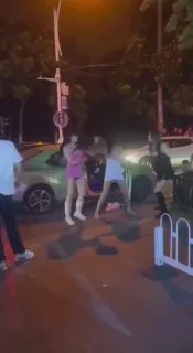 裹着浴巾就出来干架了 #女人打架