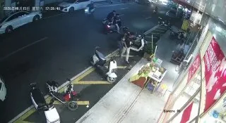 小伙子把三位店长拿走了