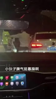 淮南，小伙子脾气挺暴躁，你竟敢打警察