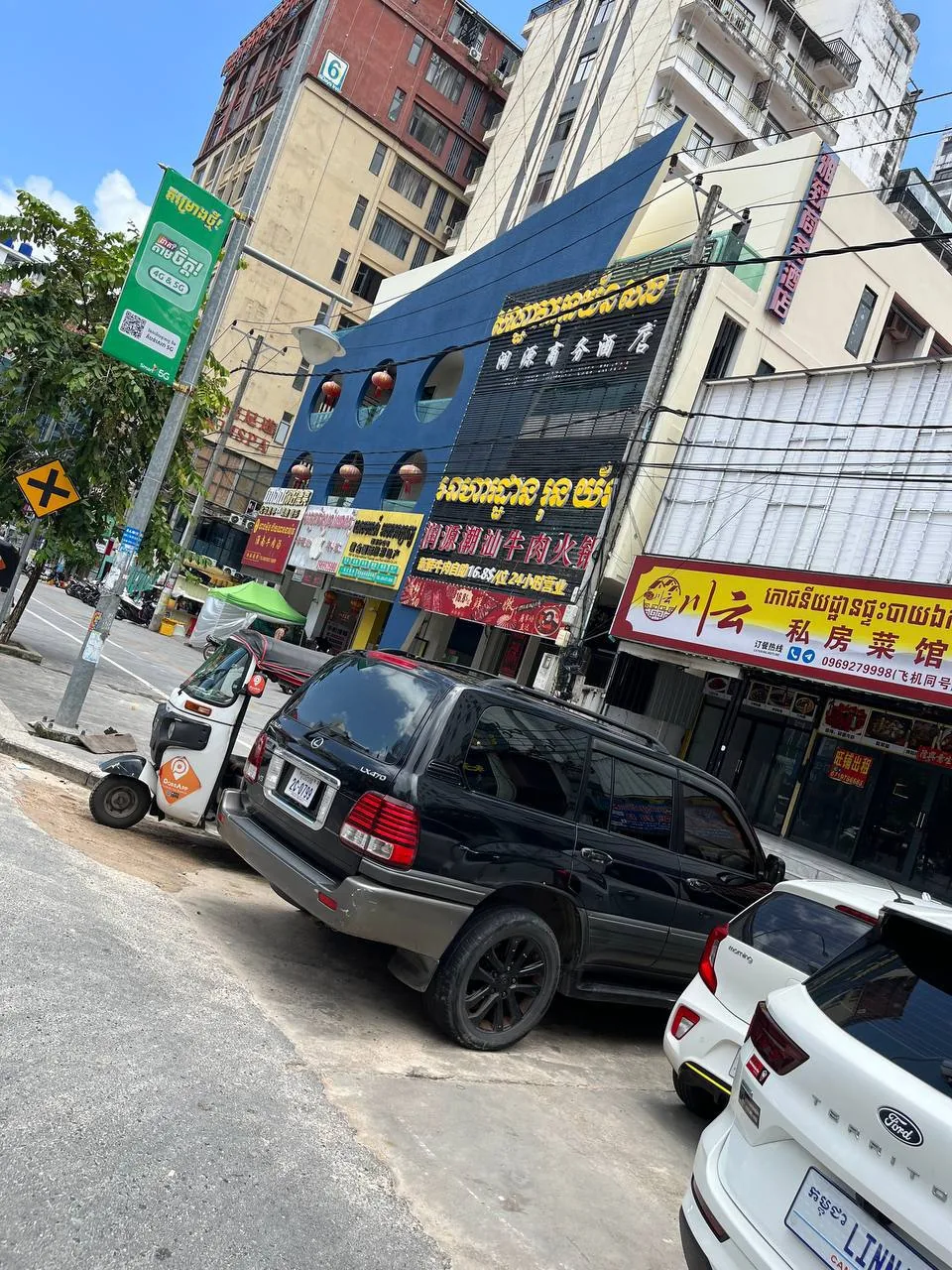 #网友反馈 这里很多警察进去了，现在不可以进出，应该正在跟老板谈判。 图片 2