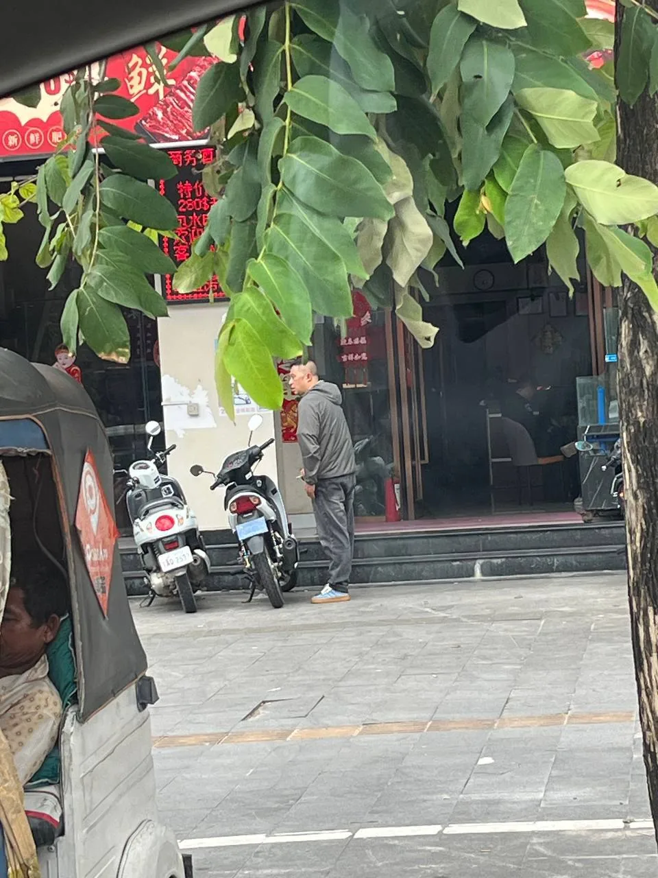 #网友反馈 这里很多警察进去了，现在不可以进出，应该正在跟老板谈判。 图片 3